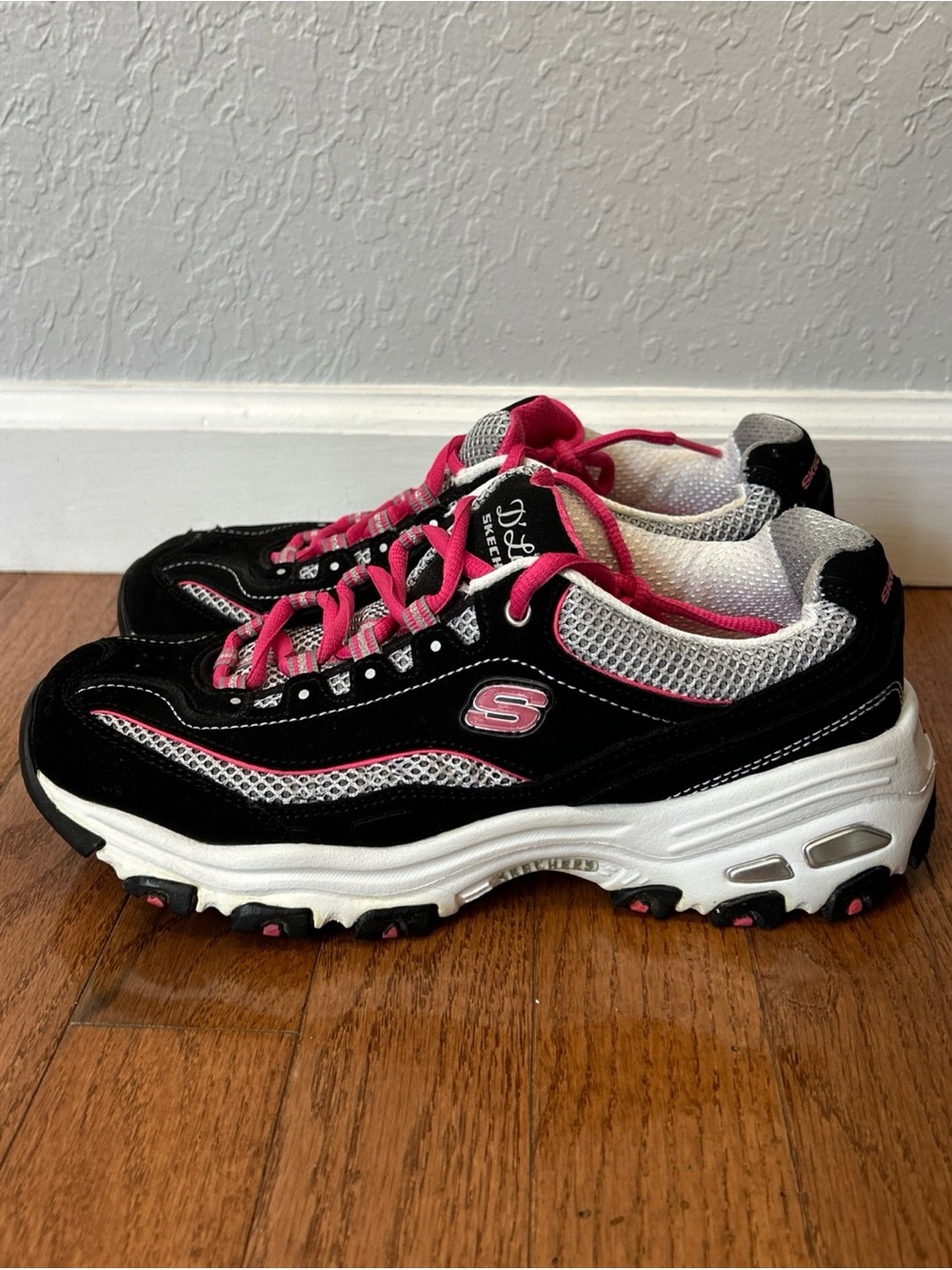 Skechers D’lites Walking Shoes Sneakers Women’s Size 7 Black Pink